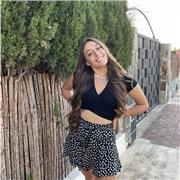 Profesora que imparte clases a niños de entre 6-12 años